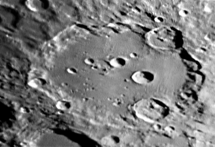 Il cratere Clavius il 31/3/2004 - Mosaico di 6 immagini (ciascuno somma di 40 frames su 200) - Vesta Pro - C9 1/4 + barlow Televue 2x