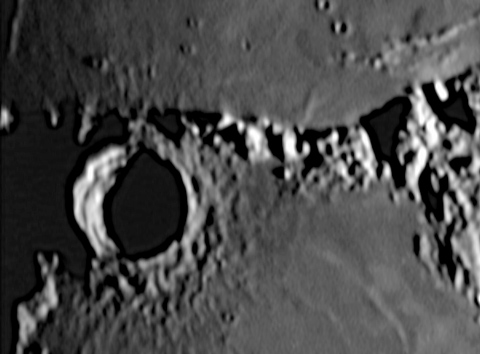 Il cratere Erathostenes il 27/05/2004 - Somma di 150 frames su 600 Vesta Pro - C9 1/4 + barlow Televue 2x